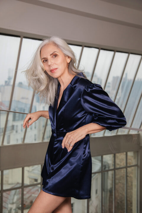 e modèle porte une robe courte en satin bleu nuit à manches mi-longues de la collection de vêtements sur-mesure Thérèse